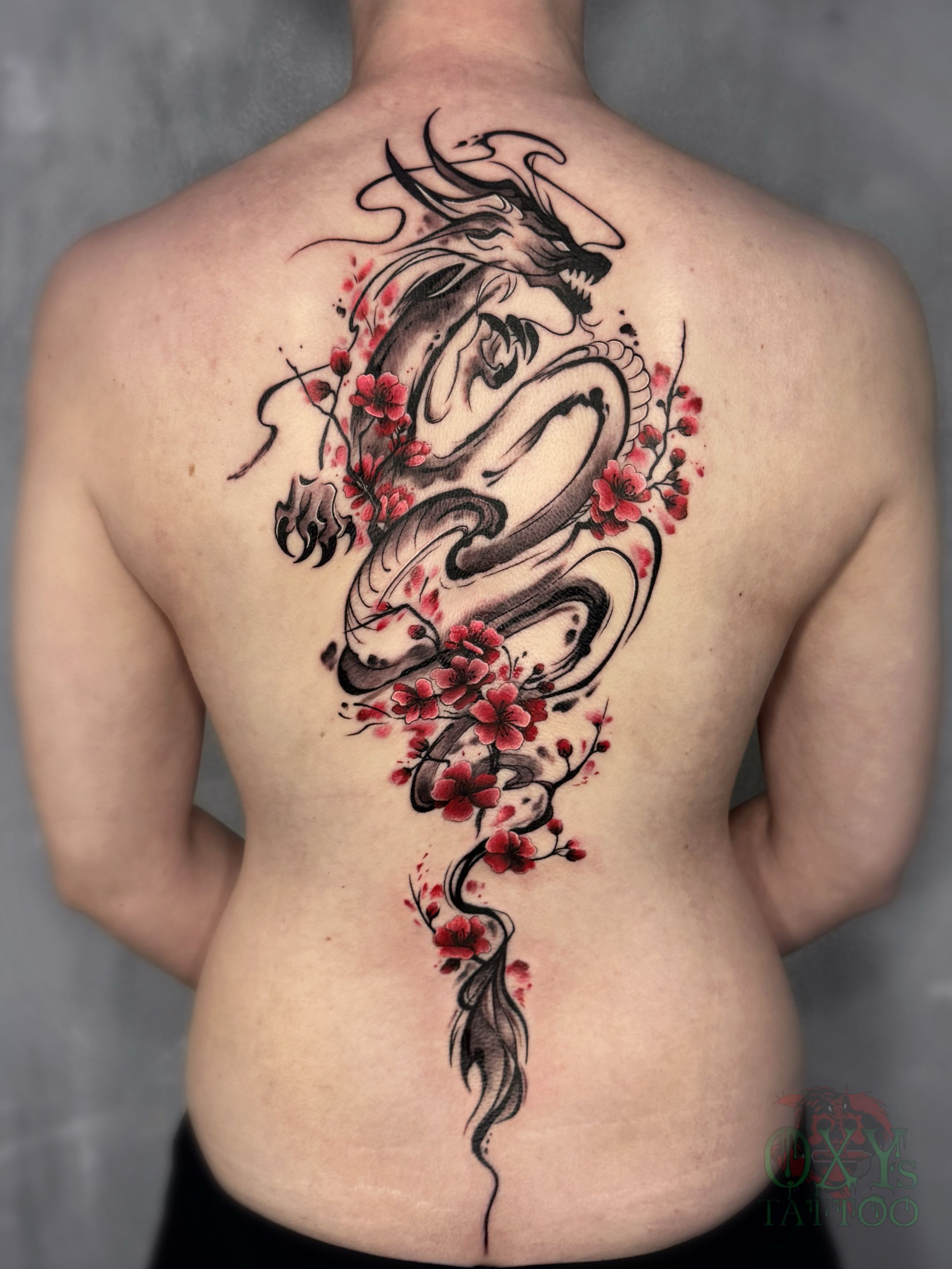 Tatuaje de dragón japonés con flores de cerezo en la espalda, black & grey — Studio Tattoo Shop Torrevieja
